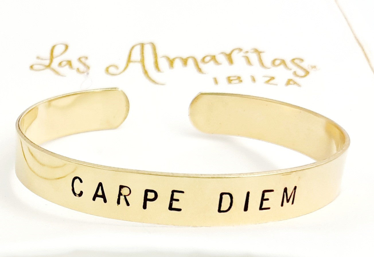 Gouden "Carpe Diem" armband gegraveerd in Ibiza
