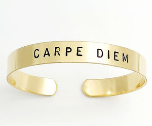 "Carpe Diem" Bracelet doré gravé à Ibiza