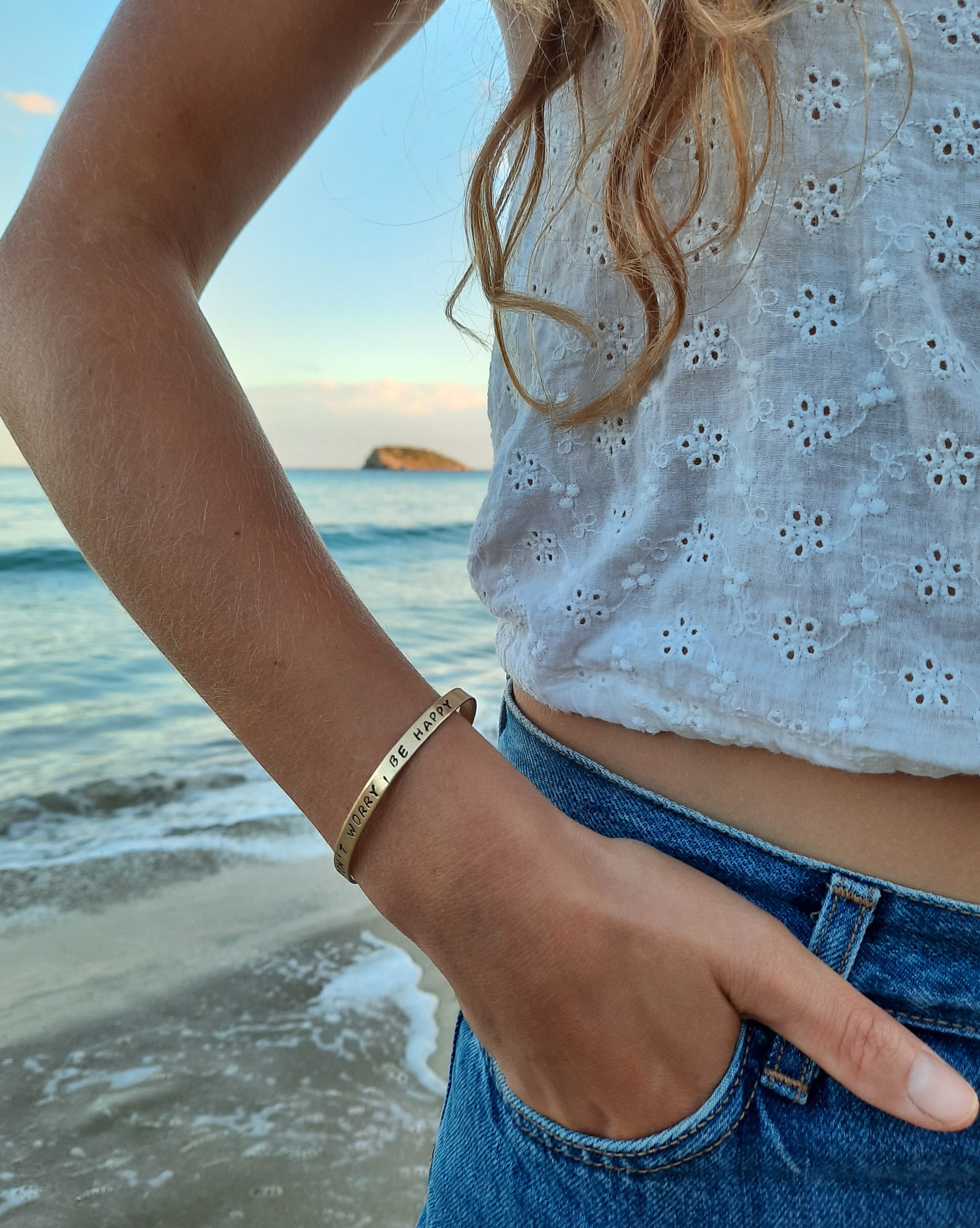 stroom Zin versneller Don't worry, be happy" Gouden armband gegraveerd in Ibiza – Las Almaritas  by Mai