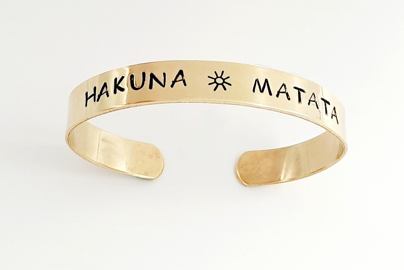 Golden bracelet engraved in Ibiza "Hakuna matata"