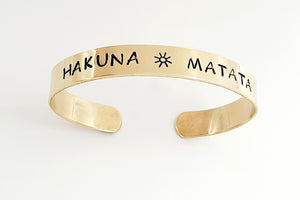 Golden bracelet engraved in Ibiza "Hakuna matata"