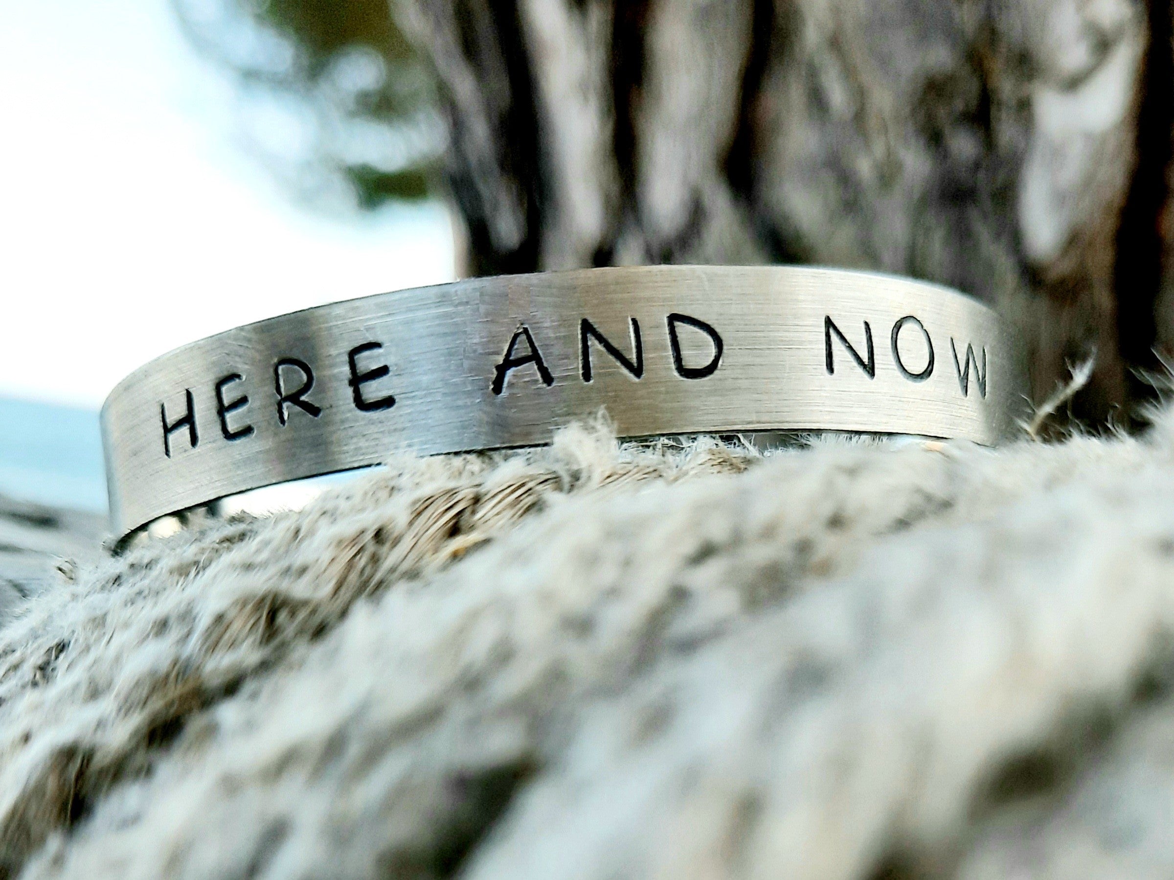 "Here & Now" Bracelet en acier inoxydable mat gravé a Ibiza 