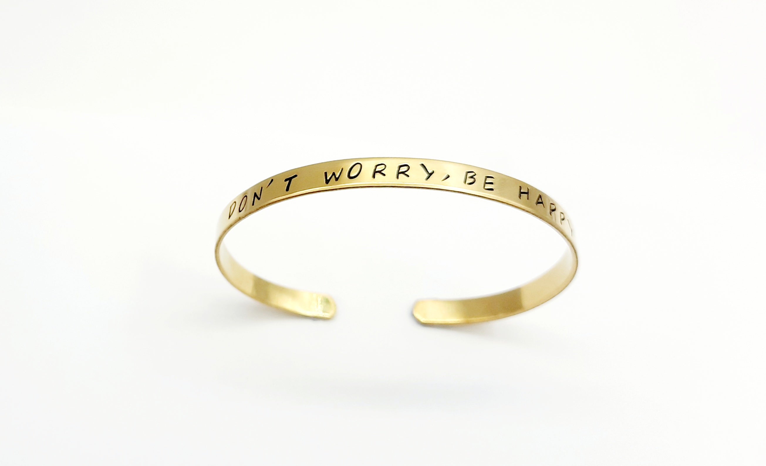 "Don't worry, be happy" Gouden armband gegraveerd in Ibiza